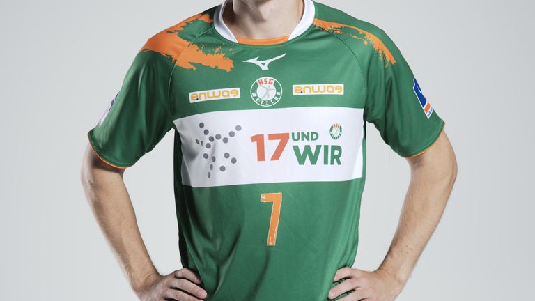 In dieser Saison gibt es für alle Wetzlar-Fans mehr orange zu sehen. Auch Kristian Björnsen ist sichtlich angetan vom neuen HSG-Dress (Bildquelle: shop.hsg-wetzlar.de).