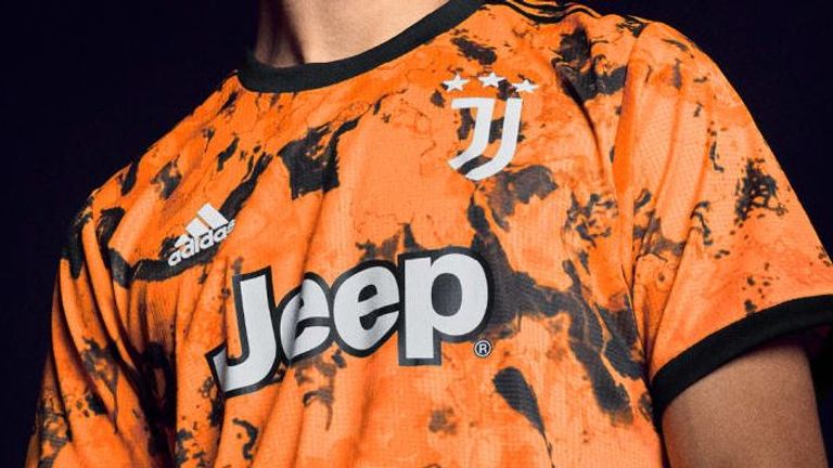 Juventus stellt sein Ausweichtrikot offiziell vor und setzt dabei erstmals auf die Farbe orange. Die Farbe soll die Vitalität und den Elan wiederspiegeln, den auch das Team auf dem Platz zeigen soll. (Quelle: Juventus @twitter)