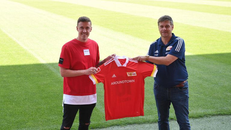 Stolz präsentiert Unions Sportdirektor Oliver Ruhnert (r.) seinen Königstransfer für diesen Sommer: Angreifer Max Kruse. 