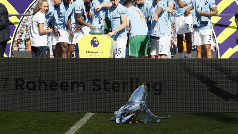 Kurz vor der Überreichung des englischen Ligapokals 2018 schubsten die City-Spieler die Trophäe vom Podium. Glücklicherweise wurde der Pokal nicht allzu stark beschädigt.