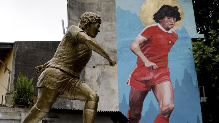 Zu Maradonas 58. Geburtstag wurde in Buenos Aires diese Statue präsentiert.