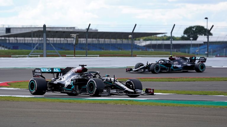 Lewis Hamilton (l.) und Valtteri Bottas (r.) bescheren Mercedes in Silverstone einen Doppelsieg.