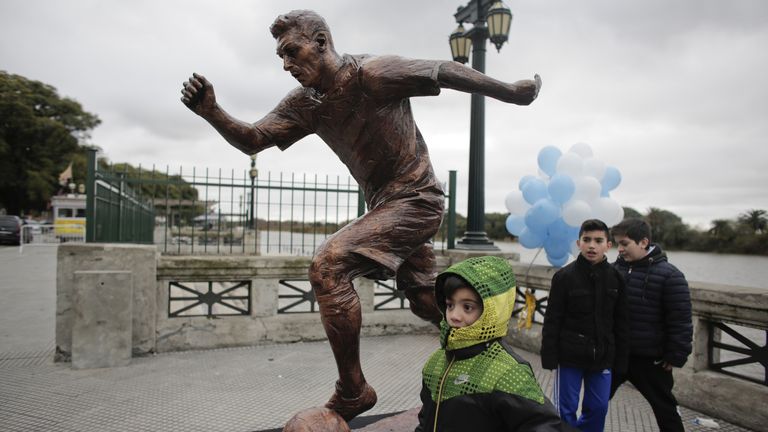In Buenos Aires steht eine lebensgroße Bronzestatue von Lionel Messi.
