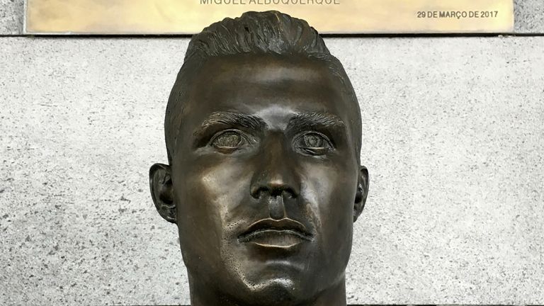 Auch am Flughafen von Madeira steht eine Skulptur von Ronaldo.