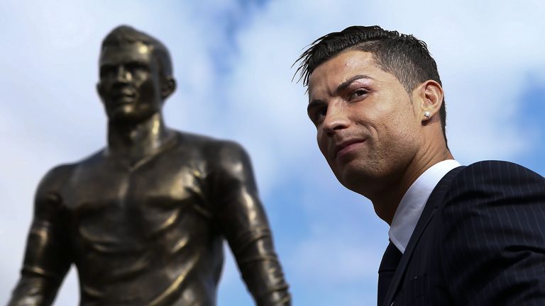 In Funchal auf Madeira steht eine Statue von Cristiano Ronaldo.