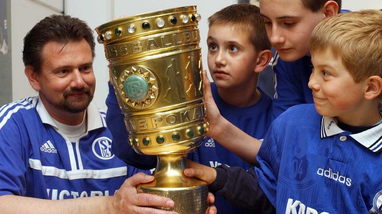 Der ehemalige Schalke-Manager Rudi Assauer war es, der den DFB-Pokal im Jahr 2002 vom fahrenden Bus aus fallen ließ. Nach dem Missgeschick sah der Pokal recht verbeult aus.