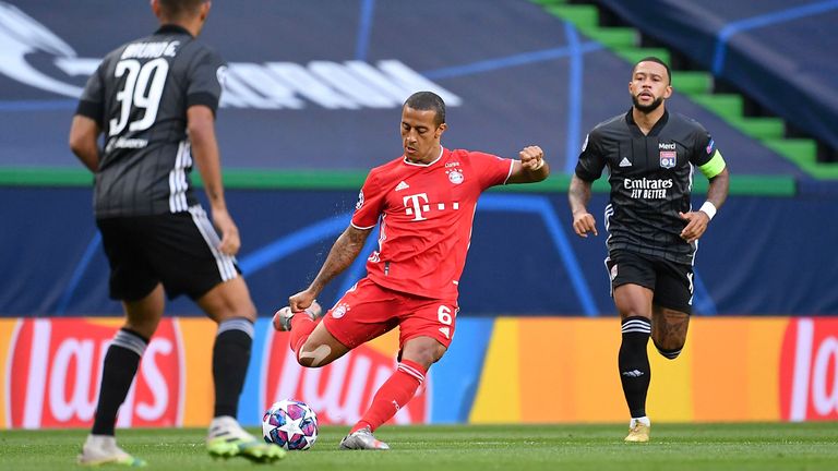 ZENTRALES MITTELFELD - Thiago (55,88 Prozent): Im engsten Duell des Votings setzt sich der Spanier dennoch deutlich gegen den Pariser Marquinhos durch (25,09 Prozent). 