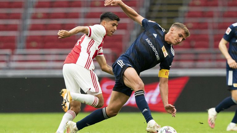 Unions Kapitän Grischa Prömel (r.) setzt sich durch. 