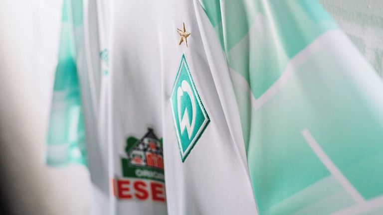 Die neuen Trikots des SV Werder Bremen wurde von Ausrüster Umbro vorgestellt (Bildquelle: Twitter/umbro).