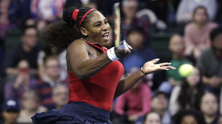 Serena Williams besiegt Landsfrau Bernarda Pera in drei Sätzen.