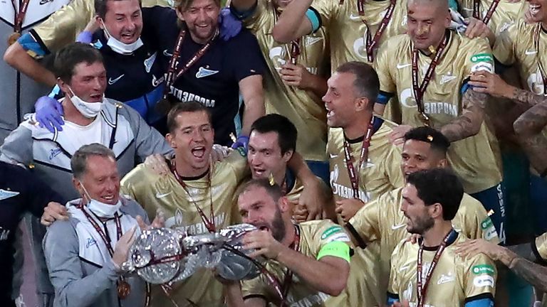Zu hart feierte auch Zenit-Kapitän Branislav Ivanovic nach dem Sieg der russischen Pokals 2020. Die Trophäe glitt dem Kapitän aus den Händen. 