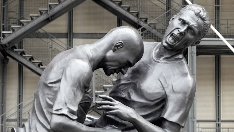 Auf dem dem Vorplatz des Centre Pompidou in Paris steht eine fünf Meter große Skulptur von Zidane und Materazzi. Sie heißt: "Coup de tête" - Kopfstoß. Und erinnert an die legendäre Szene im WM-Finale 2006.