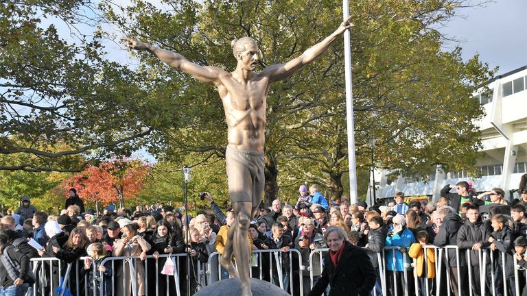 In Malmö steht eine überlebensgroße Bronzestatue von Zlatan Ibrahimovic. Im Januar wurde sie umgesägt.