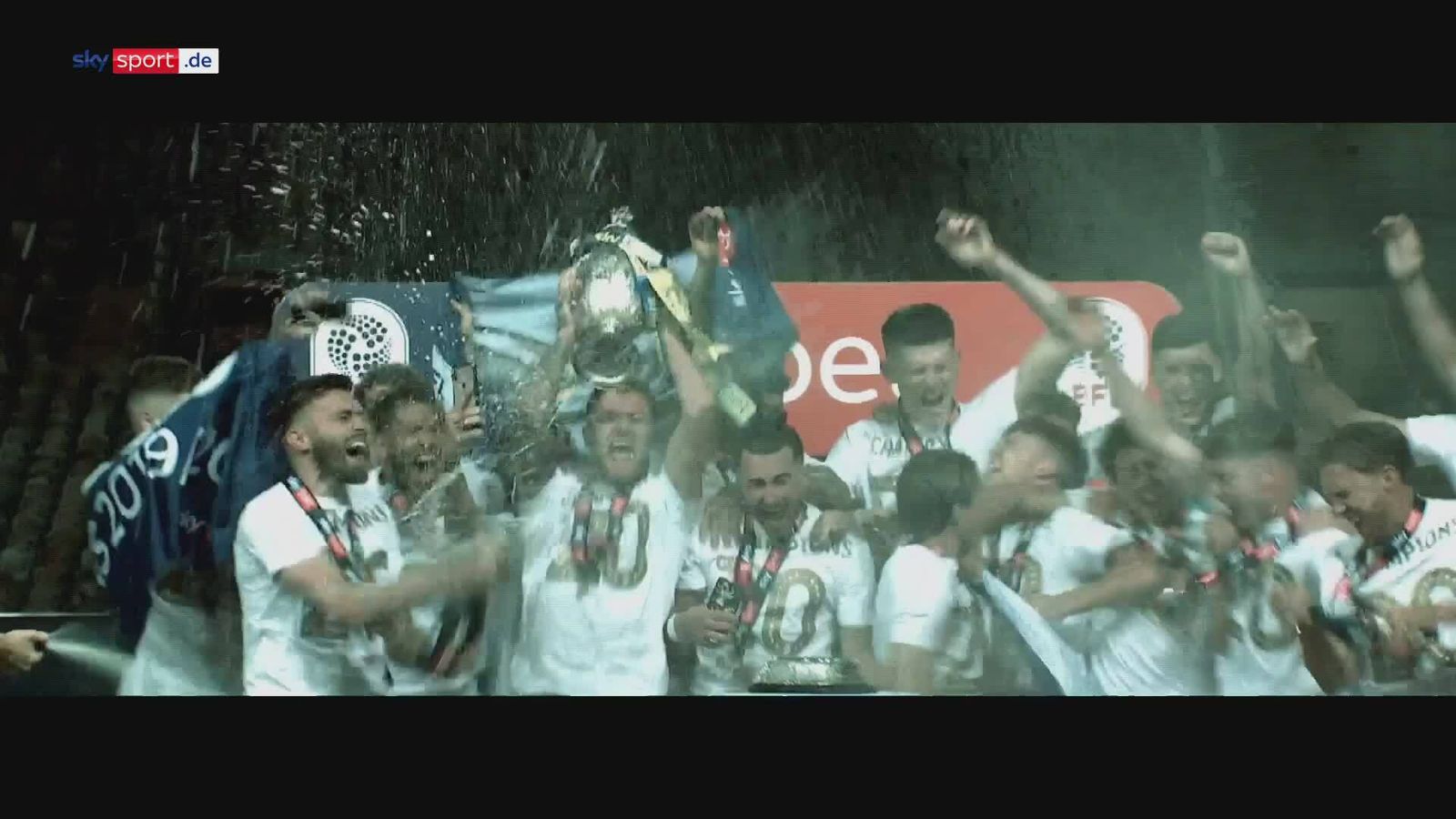 Premier League Video Leeds United steigt erstmals seit 2004 auf