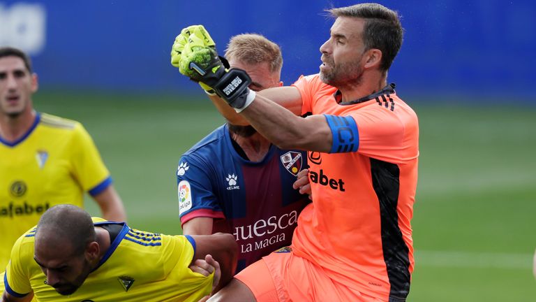 Cadiz-Torhüter Alberto Cifuentes feiert in der spanischen La Liga einen Rekord. 