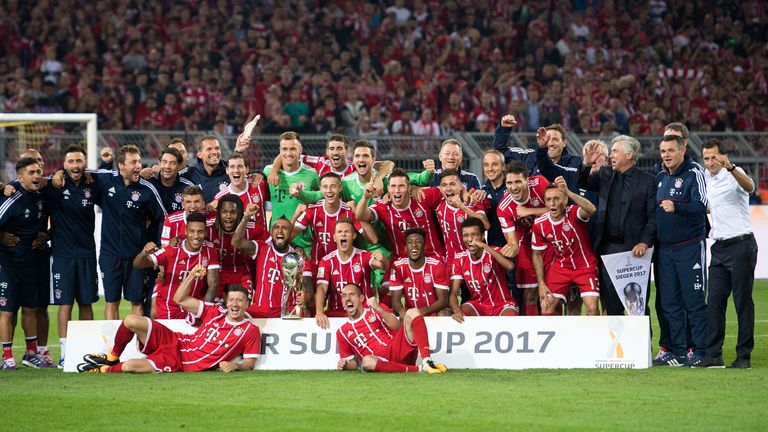 2017 FC Bayern München: Wieder jubeln die Roten in Dortmund. Meister Bayern gewinnt 7:6 nach Elfmeterschießen gegen den Pokalsieger.