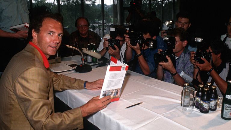 1965 erschien die erste Beckenbauer-Biographie, Titel: "Dirigent im Mittelfeld".

