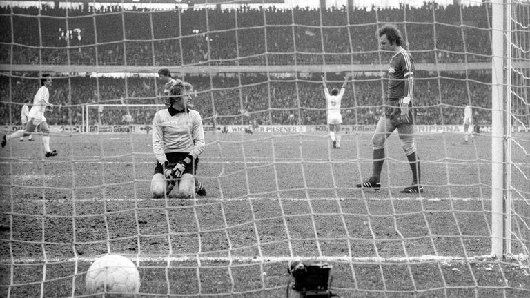 Beckenbauer erzielte in der Bundesliga vier Eigentore. mehr haben Manni Kaltz/Hamburger SV, Nikolce Noveski/Mainz 05 (je 6) sowie Per Röntved/Werder Bremen und Marco Russ (Eintracht Frankfurt) (je 5).