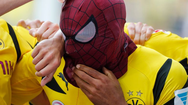 2014 Borussia Dortmund: Wieder geht der Titel an Dortmund mit Spider-Man Aubameyang. Der Vizemeister schlägt den Doublesieger mit 2:0 im Signal Iduna Park.