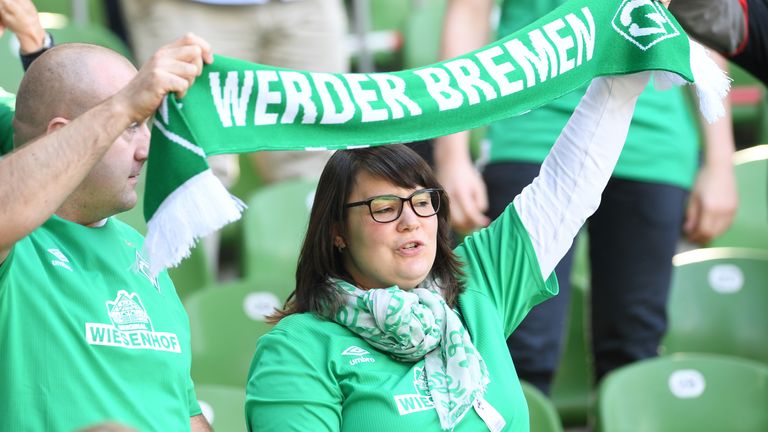 100 Werder-Fans aus dem Landkreis Cloppenburg durften das Stadion nicht betreten, ihre Tickets wurden wegen einer erhöhten Anzahl von Infektionen in der Region storniert. Das Eintrittsgeld wird erstattet.