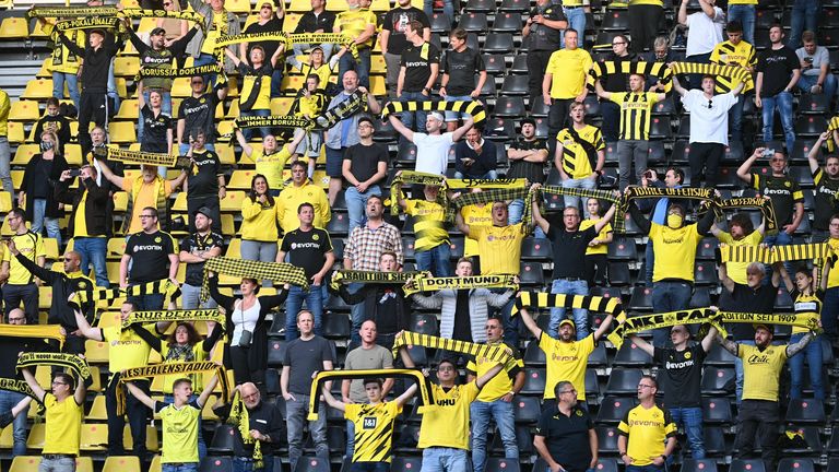 Dortmund begrüßt mit 10.000 Fans die meisten Zuschauer an diesem Spieltag.