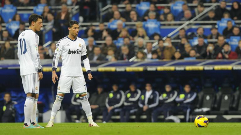 Künstler-Duo bereit für den Freistoß: Cristiano Ronaldo darf in Özils Wunsch-Elf natürlich nicht fehlen. Özil spielte drei Jahre lang zusammen mit dem mehrmaligen Weltfußballer bei Real Madrid.