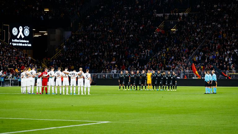 ''Halt die Fresse!''
(Beim Länderspiel Deutschland gegen Argentinien gab es eine Gedenkminute für die Opfer des Anschlags in Halle. Nachdem ein Zuschauer das Schweigen unterbrach, konterte ein anderer Stadionbesucher)