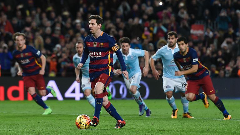 Ein Elfmeter, wie man ihn nicht jeden Tag sieht: Lionel Messi legt quer, auf den hinter ihm durchstartenden Luis Suarez, anstatt selbst zu schießen.