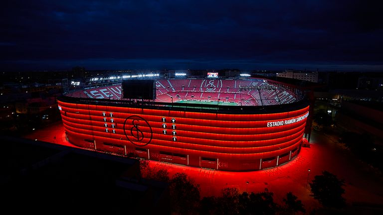 Das Estadio Ramon Sanchez Pizjuan fasst 43.883 Zuschauer.