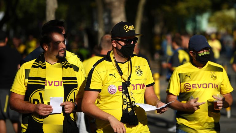 Wie in jedem Stadion müssen auch in Dortmund alle Fans eine Maske tragen, bis sie am Platz angekommen sind.