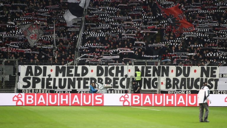 ''Adi, meld dich, wenn du 'ne Spielunterbrechung brauchst!''
(Frankfurt-Fans mit einer Nachricht an Trainer Adi Hütter. Der DFB kündigte zuvor an, bei beleidigenden Plakaten gegen Dietmar Hopp Spiele zu unterbrechen.)