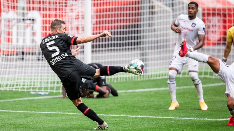 Bayer Leverkusen: Eigentlich wollte die Werkself in der Vorbereitung auf Trainingslager und Testspiele verzichten, doch vor wenigen Tagen kam es zum Kräftemessen gegen RSC Anderlecht (1:1). Trainer Bosz fehlten allerdings zahlreiche Spieler.
