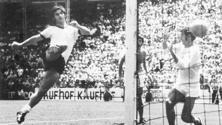 Gerd Müller (Deutschland): Der "Bomber der Nation" erzielt 68 Tore in 62 Spielen. 