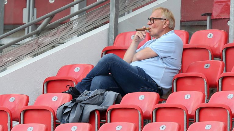 ''Das Leben ist kein FC Bayern. Das Leben ist eher wie der Club.''
(Dr. Thomas Grethlein, seit 2014 Mitglied im Aufsichtsrat des 1. FC Nürnberg)