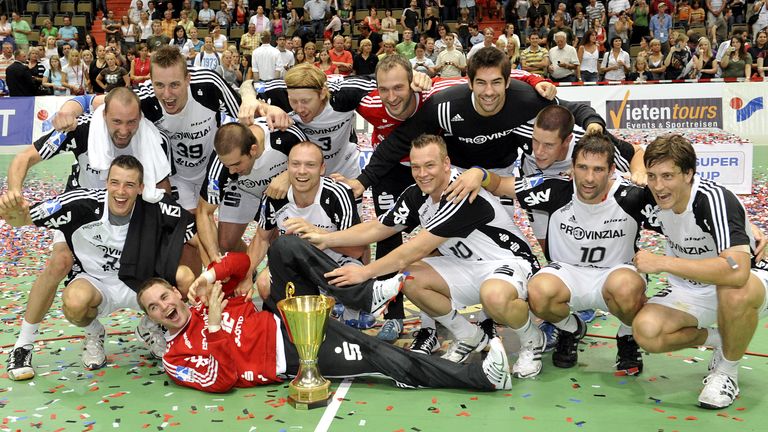 2008: Die Kieler jubeln nach ihrem 33:28 (17:14)-Sieg gegen den HSV Hamburg. Es ist der fünfte Supercup-Sieg für die Zebras.