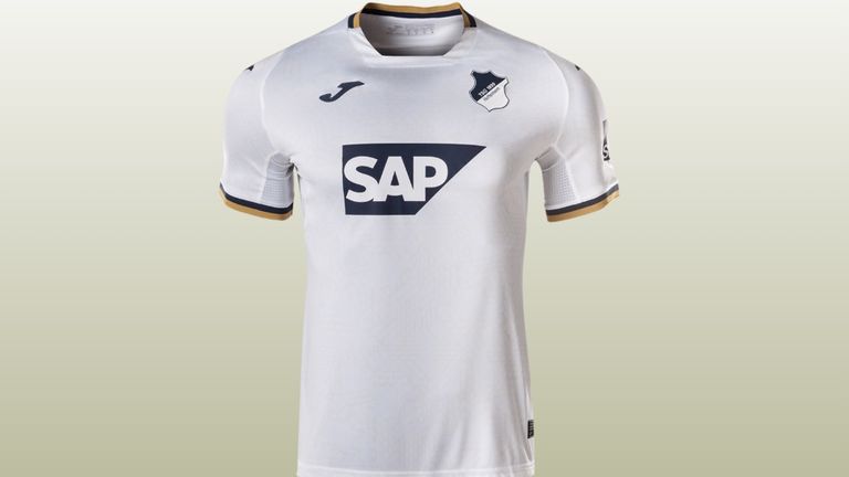 Auswärts läuft die TSG in einem weißen Shirt mit schwarzen und goldenen Streifen am Kragen sowie an den Ärmelenden auf. (Bildquelle: shop.achtzehn99.de)
