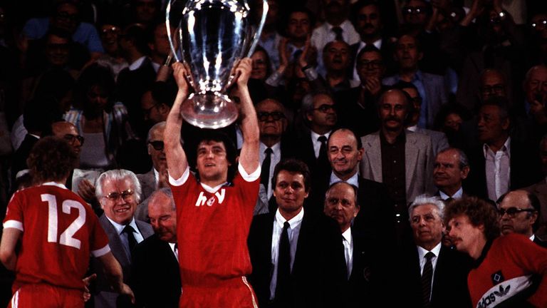 Die ruhmreichen 80er Jahre: Ganz in rot streckt Felix Magath den Europapokal der Landesmeister in den Himmel!