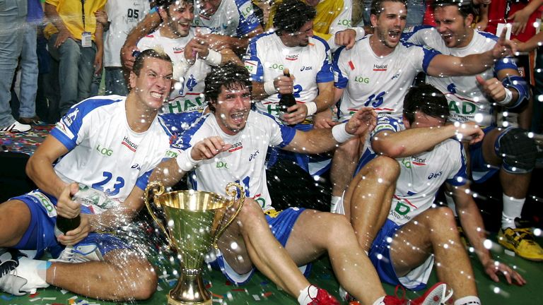 2006: Der HSV Hamburg um Pascal &#39;&#39;Pommes&#39;&#39; Hens (l.) schnappt dem THW Kiel die Trophäe weg, das Finale endet 39:35 . Es ist der zweite Supercup-Sieg für den HSV.