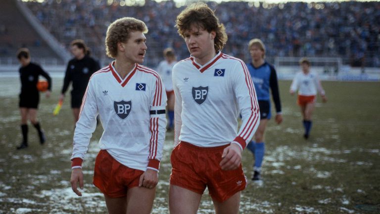 Saison 1986/87: Mit diesem Trikot gewinnen die Hanseaten den DFB-Pokal. Auf dem Bild: Thomas von Heesen (li.) und Frank Schmöller.