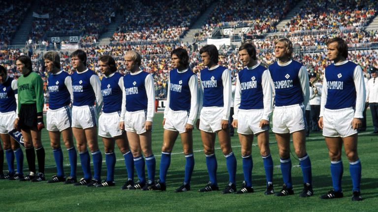 Diesmal im blau-weiß Stil und mit neuem Sponsor: Campari schmückt das Trikot des HSV in der Saison 1975/1976.