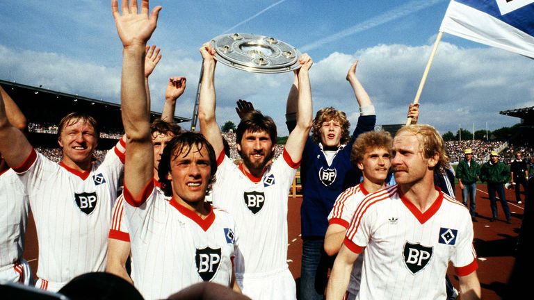 Die Meister-Trikots stammen aus der Saison 1982/1982. Auf dem Bild zu sehen (v.li.): Horst Hrubesch, Bernd Wehmeyer, Manfred Kaltz, Thomas von Heesen und Lars Bastrup 
