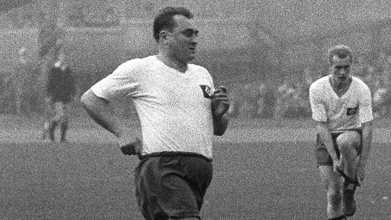 Schlicht und weiß zum DFB-Pokal-Sieg: In der Saison 1962/63 setzte der Hamburger SV auf ein schlichtes Design. Die HSV-Raute auf der linken Brust durfte nicht fehlen.