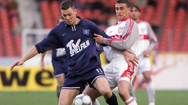 In der Saison 2001/2002 lief u.a Erik Meijer (l.) für den HSV in dunkelblau auf. Der Trikotsponsor bleibt Kult!