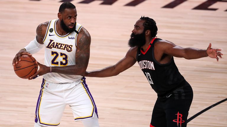 LeBron James (l.) setzt sich mit den Lakers gegen Houston durch.
