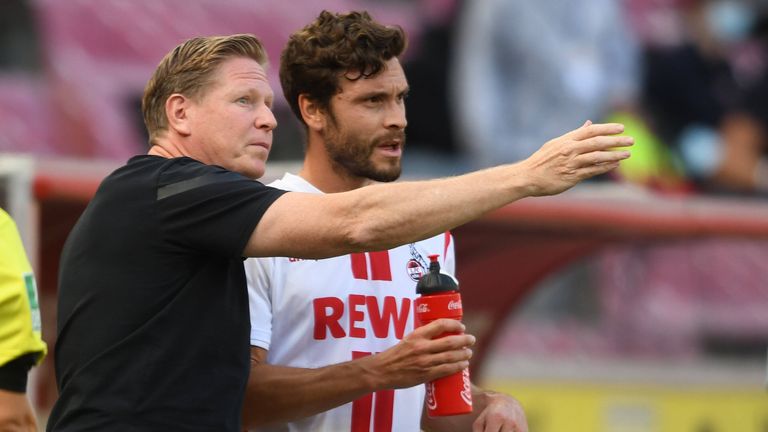 Quo vadis, 1. FC Köln? Trainer Markus Gisdol gibt Kapitän Jonas Hector Anweisungen. 