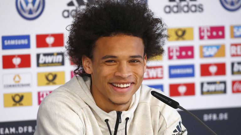 Leroy Sane stellt sich vor dem Spiel gegen die Schweiz den Fragen der Journalisten.