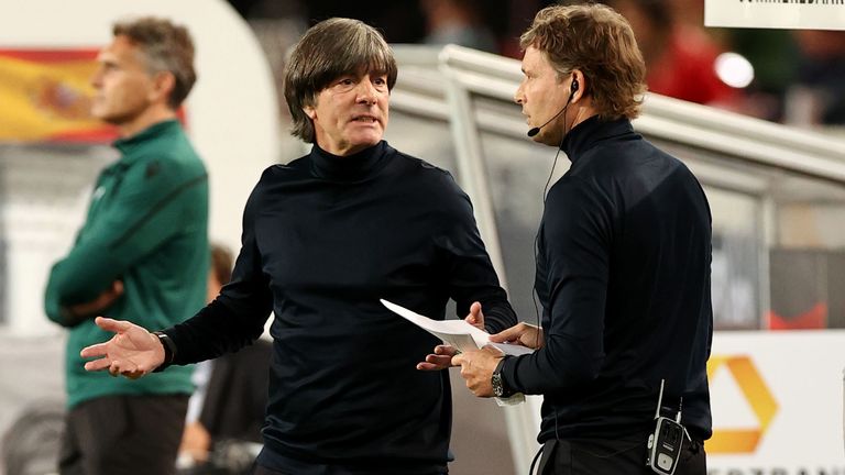 Bundestrainer Joachim Löw ist über das späte Gegentor gegen Spanien verärgert.
