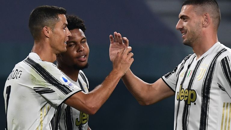 Cristiano Ronaldo und Weston McKennie (M.) bejubeln den Auftaktsieg von Juventus gegen Sampdoria.