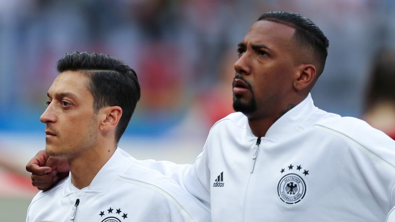 Jerome Boateng und Mesut Özil gewannen zusammen die Weltmeisterschaft 2014 und feierten in der Nationalmannschaft fast nur Erfolge - bis zum WM-Debakel 2018.