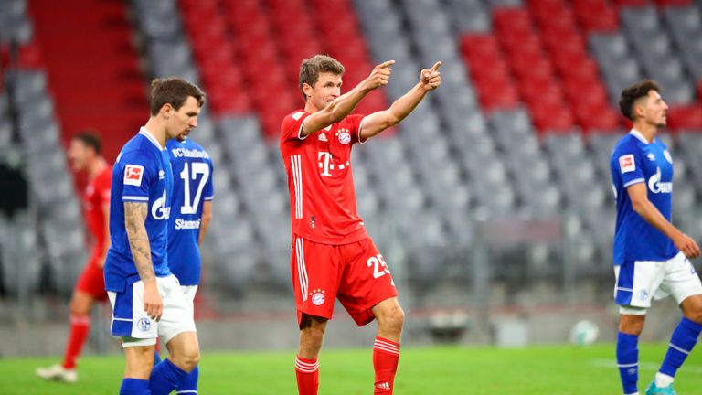 Während Thomas Müller jubelt, herrscht großer Frust bei Schalke.